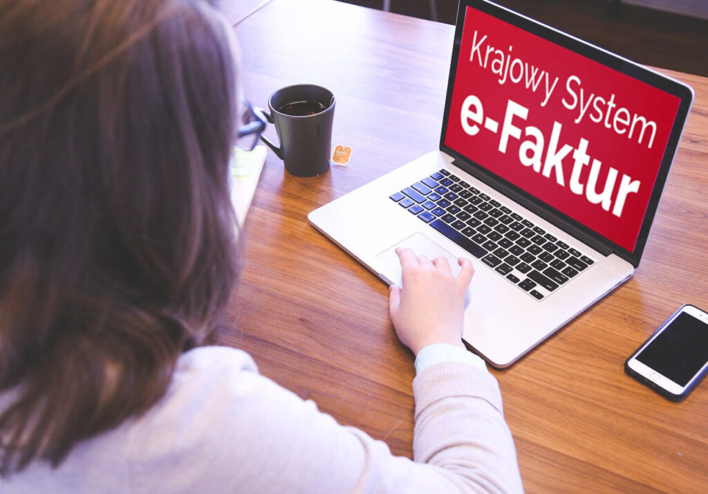 Pracownica firmy przeglądająca stronę krajowego Systemu e-Faktur