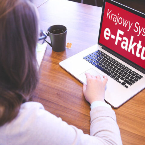 Pracownica firmy przeglądająca stronę krajowego Systemu e-Faktur